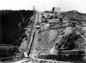 Blick von der Behelfsbrücke auf den Schaberger Hang mit Drahtseilbahn, © MAN-Museum und Historisches Archiv