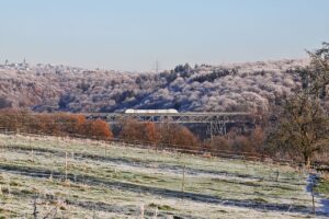 Bahn über die Müngstener Brücke