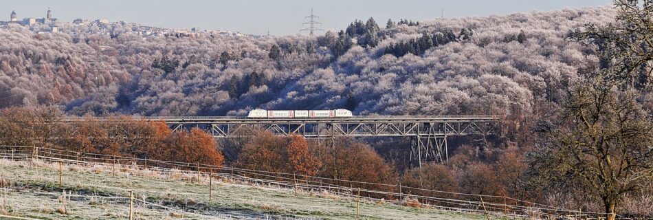 Bahn über die Müngstener Brücke